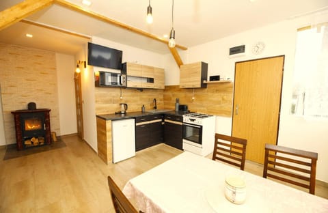 Kitchen or kitchenette, Dining area, oven