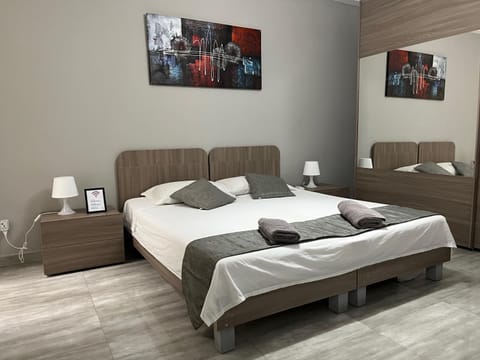 Bed, Bedroom, towels