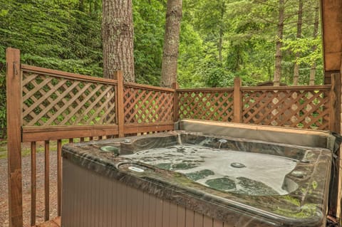 Deck and Private Hot Tub! Maggie Valley Mtn Cabin Cabin in Ivy Hill