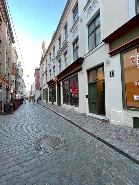 Property building, Facade/entrance, Day, Neighbourhood, Street view, Area and facilities, Location