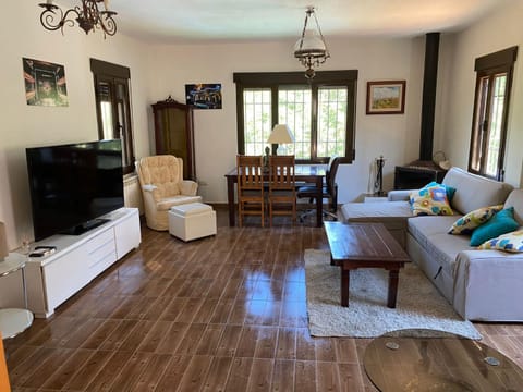 TV and multimedia, Living room, Lounge or bar, Seating area, Dining area