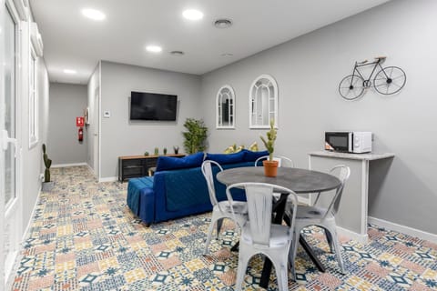 TV and multimedia, Living room, Seating area, Dining area