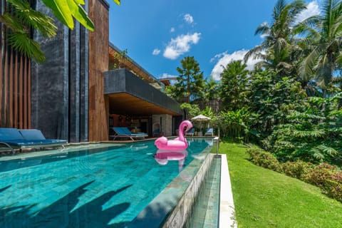 Villa Sandro - 3BR Escape, Lush Jungle Views & Pool Villa in Tampaksiring