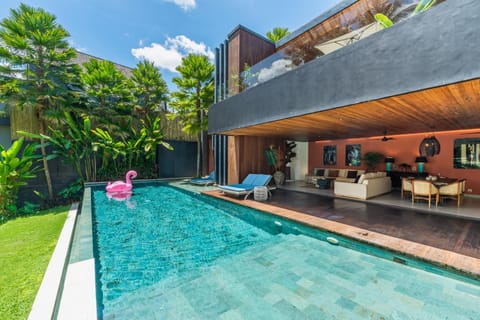Villa Sandro - 3BR Escape, Lush Jungle Views & Pool Villa in Tampaksiring