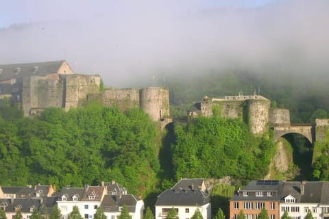 À Bouillon, appartement vintage vue sur le château Apartment in Wallonia, Belgium