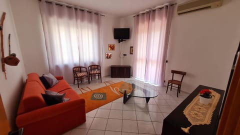Communal lounge/ TV room, TV and multimedia, Living room, Seating area, Evening entertainment, air conditioner