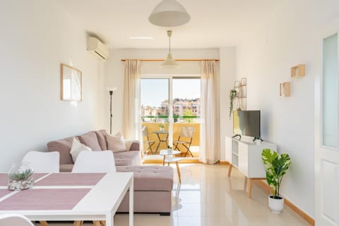 Communal lounge/ TV room, TV and multimedia, Living room, Seating area, air conditioner