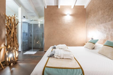 Shower, Bed, Bathroom, Photo of the whole room, Bedroom, towels