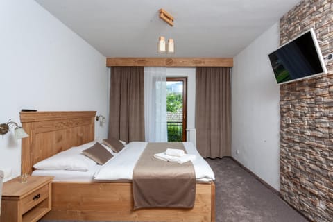 Bed, TV and multimedia, Photo of the whole room, Bedroom, towels