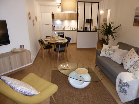 Kitchen or kitchenette, Seating area