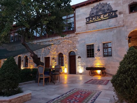 Property building, Nearby landmark, Garden, Landmark view