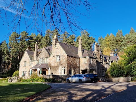 Property building, Garden, Parking