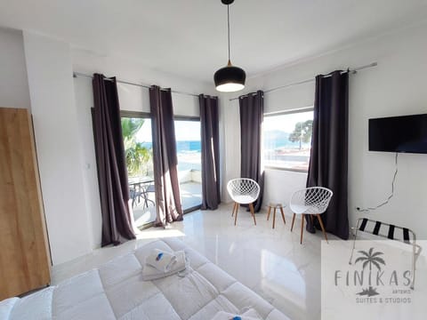 Photo of the whole room, Sea view