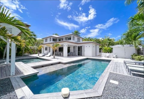 Property building, Patio, Day, Garden, Garden view, Pool view, Swimming pool, sunbed