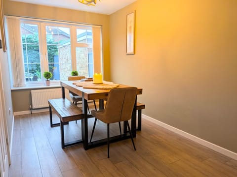 Seating area, Dining area