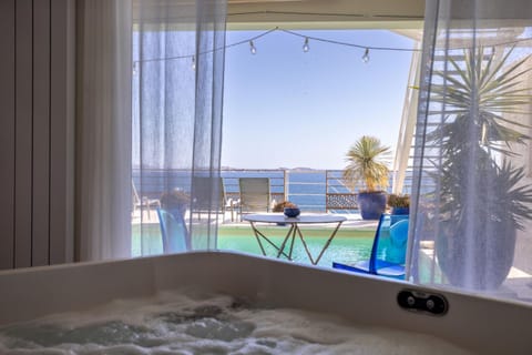 LES SUITES LOVE 1 SPA VUE MER PISCINe Bed and Breakfast in Marseille