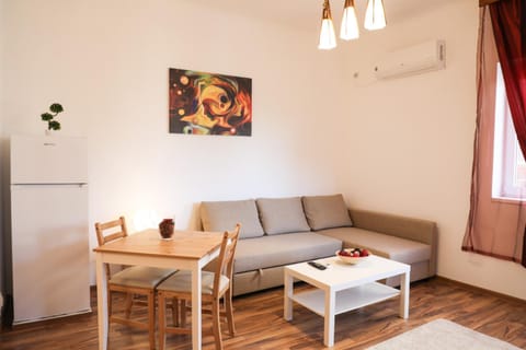 Seating area, Dining area, Bedroom, air conditioner