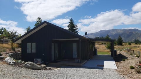 Property building, Fishing, Balcony/Terrace, Mountain view, Bath, Parking