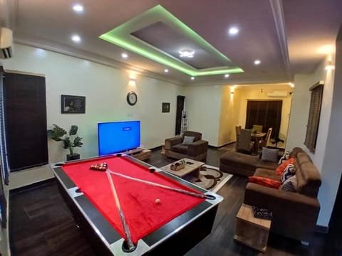 Communal lounge/ TV room, Billiard, Game Room, TV and multimedia, Seating area, Evening entertainment