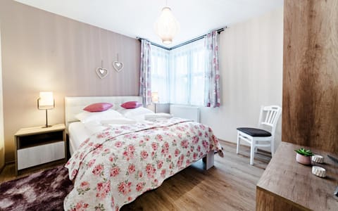 Bed, TV and multimedia, Photo of the whole room, Bedroom, Street view, furniture, internet, towels, wardrobe