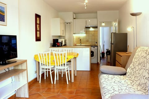 TV and multimedia, Kitchen or kitchenette, Living room, Dining area, stove