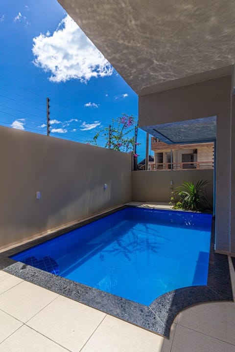 Day, Swimming pool