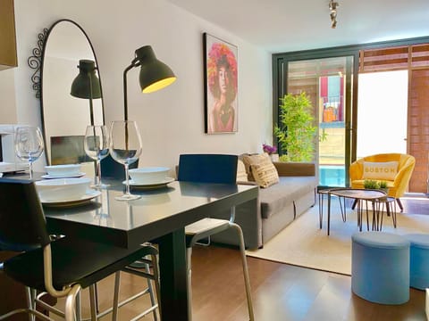Photo of the whole room, Dining area