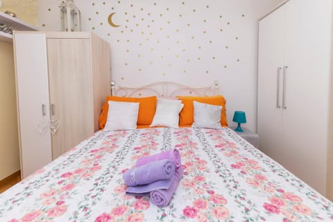 Bed, Bedroom, towels, wardrobe