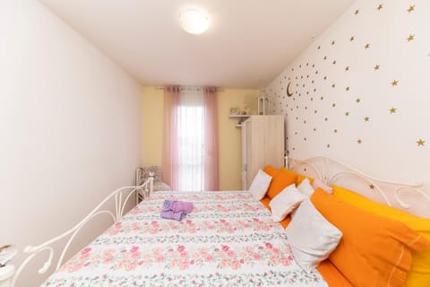 Bed, Bedroom, towels, wardrobe