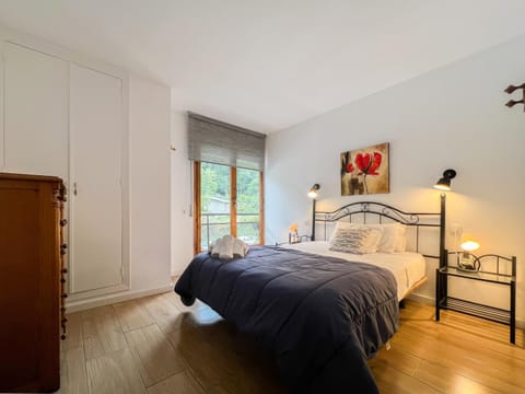 Photo of the whole room, Bedroom, wardrobe