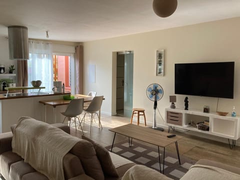 TV and multimedia, Living room, Seating area, Dining area
