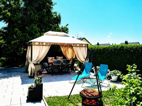 Garden, Seating area, Garden view, Entertainment, Sunrise, Family, sunbed