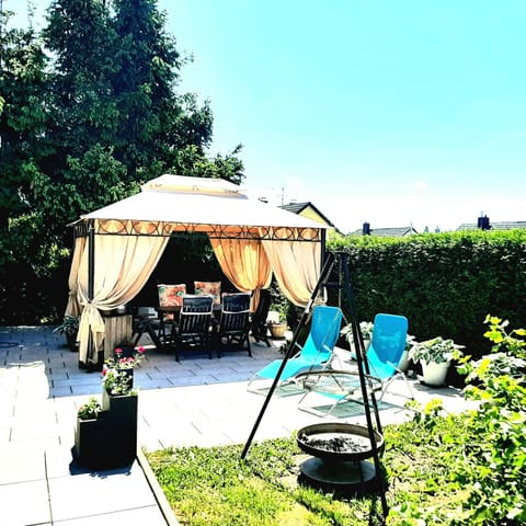 Garden, Balcony/Terrace, Seating area, Garden view, Entertainment, sunbed