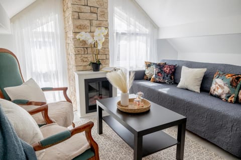 Bed, Photo of the whole room, Decorative detail, Seating area, Evening entertainment, Entertainment