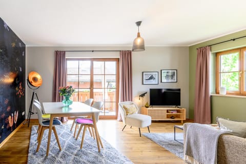 TV and multimedia, Living room, Dining area