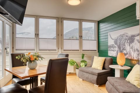 Seating area, Dining area