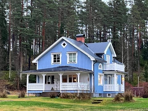 Property building, Spring, Day, Natural landscape, Garden, Garden view