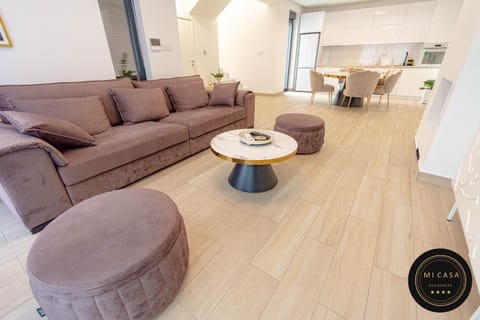 Kitchen or kitchenette, Living room, Seating area, Dining area, flat iron