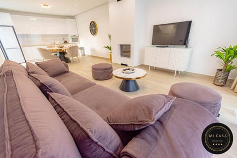 Communal lounge/ TV room, TV and multimedia, Kitchen or kitchenette, Living room, Decorative detail, Seating area, Dining area, Evening entertainment