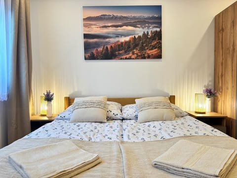 Bed, Photo of the whole room, Bedroom, towels