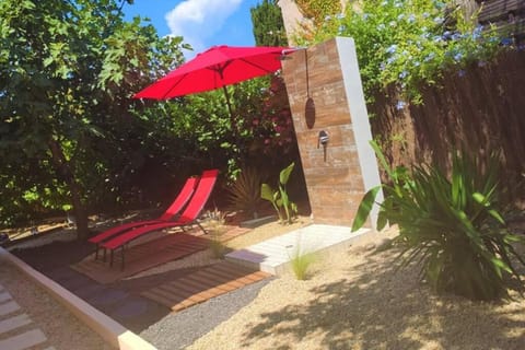 Trés beau studio 35 M2 Entre Mer et Forêt grand jardin et douche tropicale Apartment in La Seyne-sur-Mer