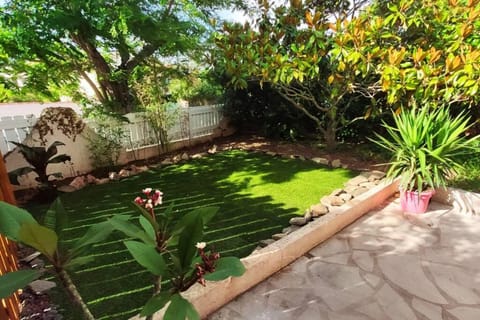 Trés beau studio 35 M2 Entre Mer et Forêt grand jardin et douche tropicale Apartment in La Seyne-sur-Mer