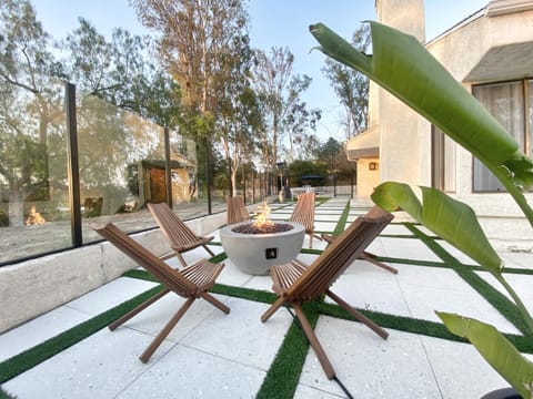 Property building, Facade/entrance, Garden, Garden view, flat iron