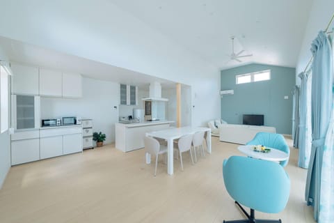 Kitchen or kitchenette, Living room, Photo of the whole room, Seating area, Dining area