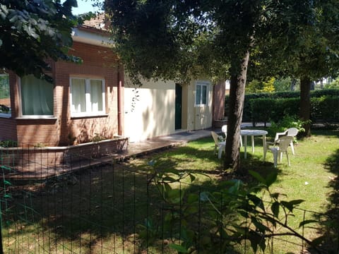 Property building, Day, Garden, Garden view