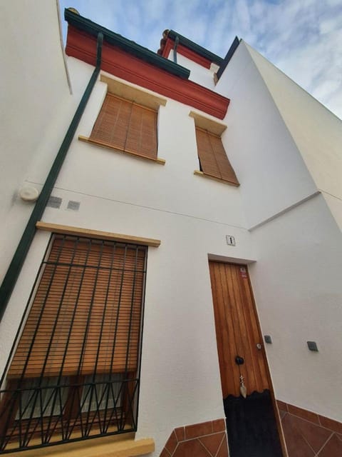 Property building, Facade/entrance, Day