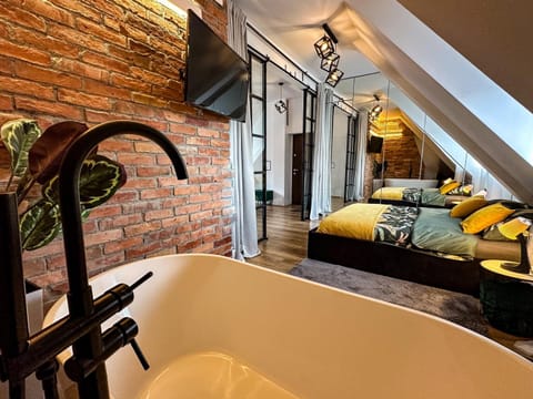 Bed, TV and multimedia, Seating area, Bedroom