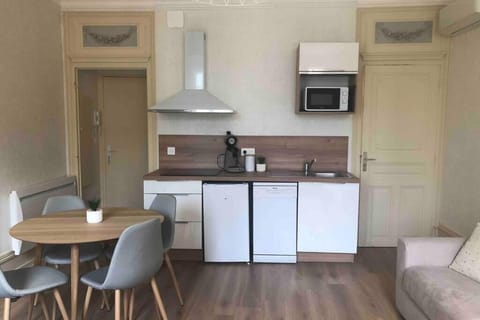 Coffee/tea facilities, Kitchen or kitchenette, Seating area, Dining area, dishwasher, minibar, stove