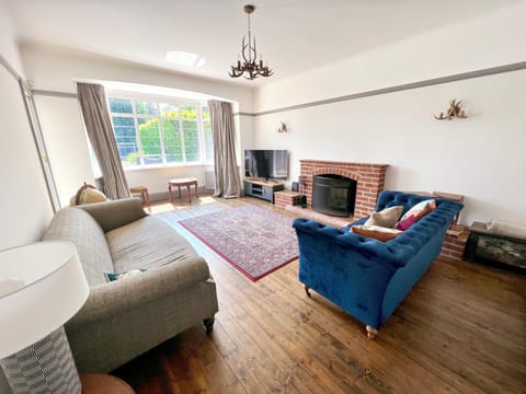 TV and multimedia, Living room, Seating area, flat iron