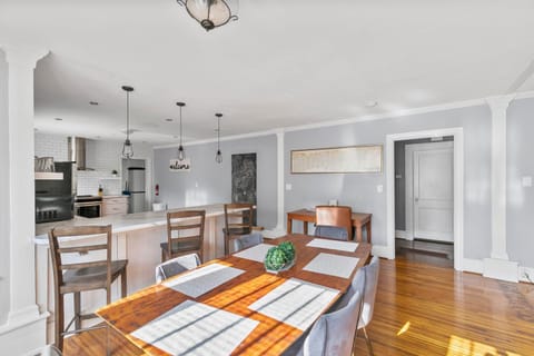 Beautiful Tarrant Home-Minutes to Airport and Downtown House in Birmingham